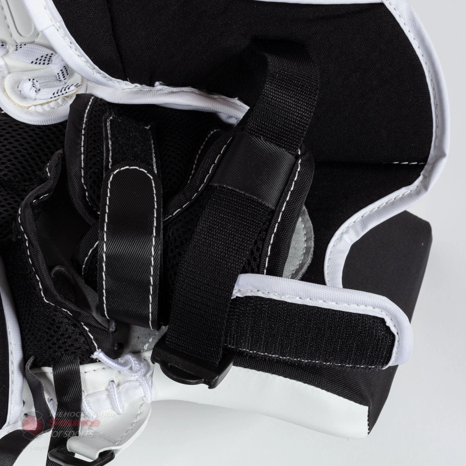 CCM Axis A1.5 Junior Goalie Catcher - Source Exclusive 11 CCM Axis A1.5 Junior Goalie Catcher - Source Exclusive - Image 9