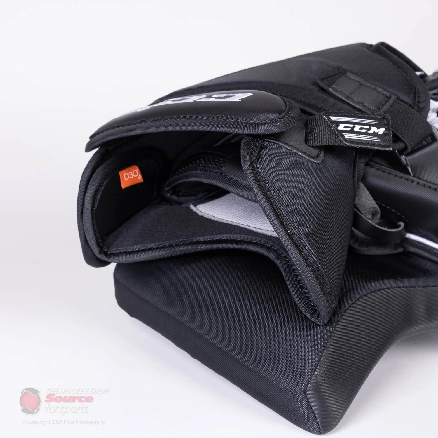 CCM Extreme Flex E5.9 Senior Goalie Catcher - Source Exclusive 6 CCM Extreme Flex E5.9 Senior Goalie Catcher - Source Exclusive - Image 4